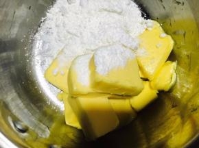 黄油加糖粉打发！