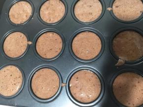 翻拌均匀后倒入模具中九分满就好。