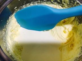 加入淡奶油！翻拌均匀！