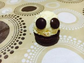 盖在被子蛋糕上，用巧克力豆做眼睛。