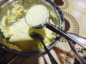 用冰淇淋勺挖出半球。