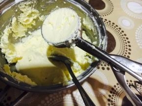 用冰淇淋勺挖出半球。