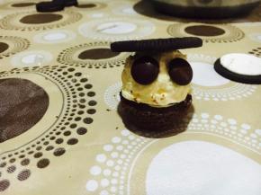 奥利奥饼干一片做帽子。