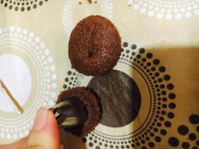 取一个蛋糕切两片用裱花嘴压出帽子上半部分。。