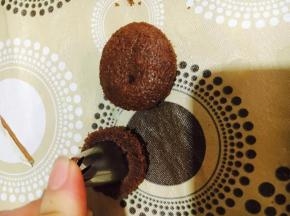 取一个蛋糕切两片用裱花嘴压出帽子上半部分。。