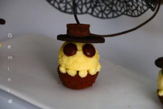 沾少许奶油黏在饼干上。边边挤出点点，大功告成，成品图