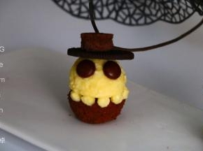 沾少许奶油黏在饼干上。边边挤出点点，大功告成，成品图