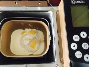 把所有食材放进面包桶「除南瓜粉和菠菜粉外！后放」