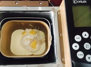 把所有食材放进面包桶「除南瓜粉和菠菜粉外！后放」