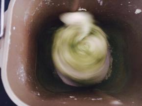 10分钟后取60g面团加入南瓜粉，剩下加入菠菜粉继续启动和面5分钟