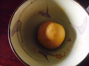 60g手动加入南瓜粉把面和均匀。