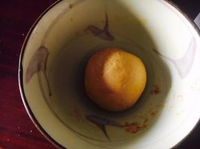 60g手动加入南瓜粉把面和均匀。