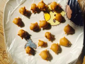 每个等份上捏出4个小点点，做手和脚。「造型随意」捏好后放冰箱冷藏，防止边干。