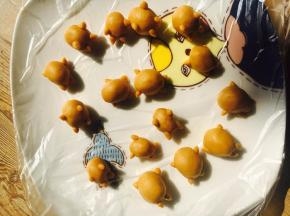 每个等份上捏出4个小点点，做手和脚。「造型随意」捏好后放冰箱冷藏，防止边干。