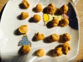 用黄色南瓜面团开始搓懒蛋蛋，分成16等份。