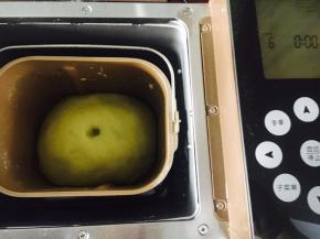 此时菠菜面团也发酵好了。两倍大撮洞不回缩。