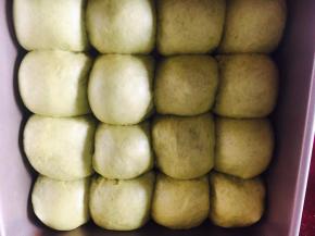 烤箱底放碗热水，30度发酵40分钟。