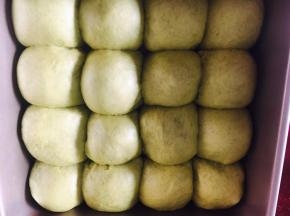 烤箱底放碗热水，30度发酵40分钟。