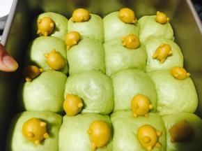 发酵好面团后摆上懒蛋蛋，懒蛋蛋沾一点点水，就粘上去了。用隔水融化的巧克力画上眼睛。