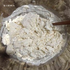 用筷子同一方向搅拌成絮状