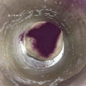 平均分为两份，一份用保鲜膜封住，28度发酵一小时，另一份加入紫薯粉