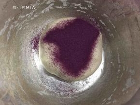 平均分为两份，一份用保鲜膜封住，28度发酵一小时，另一份加入紫薯粉