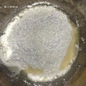 再加入200克面粉和糖