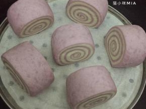 码放在蒸笼上，注意留出间隙，锅上倒入足量清水，盖上锅盖，醒发25分钟