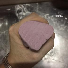 同样案板上撒25克面粉，揉至切面光滑无大气孔