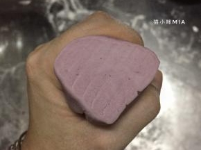 同样案板上撒25克面粉，揉至切面光滑无大气孔