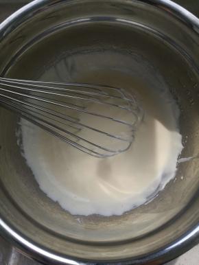 把芝士，牛奶，玉米油放入打蛋盆中，隔水加热，混合搅拌至没有颗粒