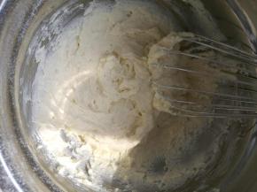 筛入低筋面粉跟盐，混合均匀，不要过度搅拌