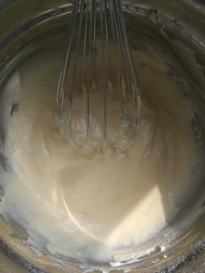 分次加入蛋黄，混合均匀