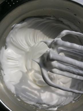 蛋白分三次加入细砂糖，打至硬性发泡