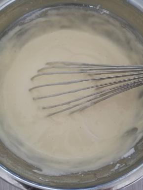 取出三分之一的蛋白霜加入到面糊中，混合均匀，没有手法要求