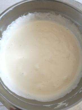 把上一步的面糊倒入到剩余的蛋白霜中，一边转动打蛋盆一边翻拌，手法要轻，速度要快