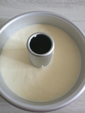 把翻拌好的面糊倒入到模具中，轻震两下，烤箱预热140度，中下层，40分钟，中途上色太快要加盖锡纸