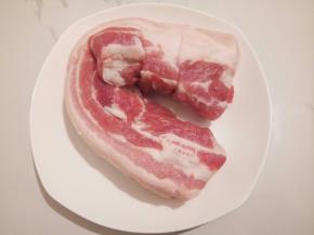 肥瘦适当五花肉就是层层肥瘦相间，比例接近吃起来才会不油不涩，口感恰到好处。