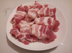 五花肉切块