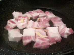 锅里放冷水，加料酒，生姜，五花肉，开火焯水