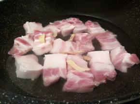 锅里放冷水，加料酒，生姜，五花肉，开火焯水