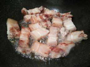 锅里放油，焯过水的五花肉，发下去油煎一下，煎出油脂，吃着才不腻（全程要用小火煎）煎至微黄盛盘