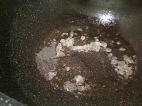 放少许冰糖，小火炒糖色