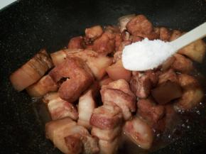 盐一勺调味，还有料酒少许