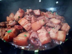 等汤汁浓稠，就可以撒点葱花出锅。