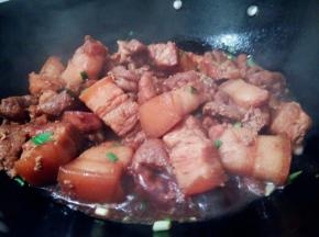 等汤汁浓稠，就可以撒点葱花出锅。