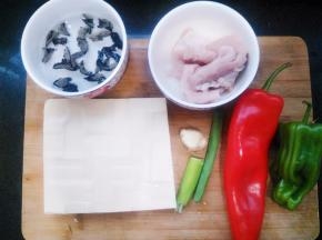 准备食材，木耳提前泡发。
