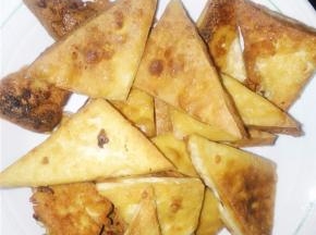 煎至两面金黄，盛出来控油。