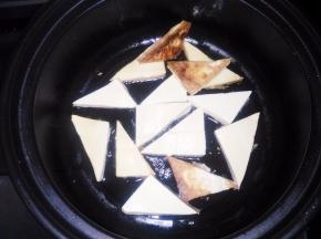 砂锅擦干水，烧热，倒入食用油，油热放入豆腐片中小火煎。