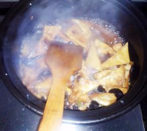 倒入煎好的豆腐，加入一碗开水。加入生抽、白糖，盖上砂锅盖大火炖5分钟。
